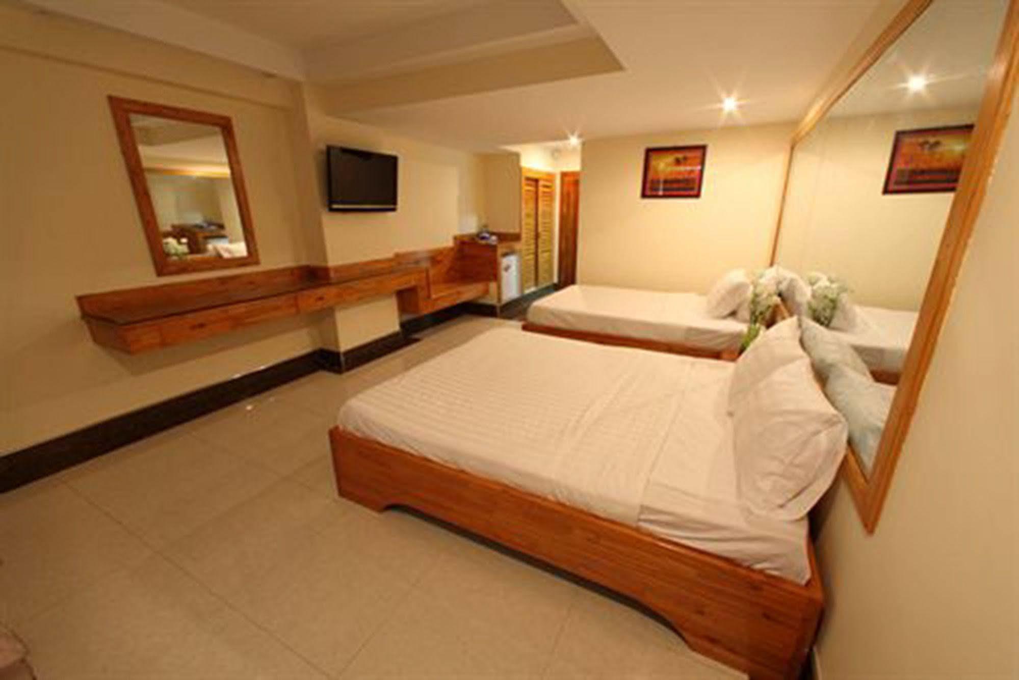 Lucky Star 2 Hotel Phnom Penh Exterior photo