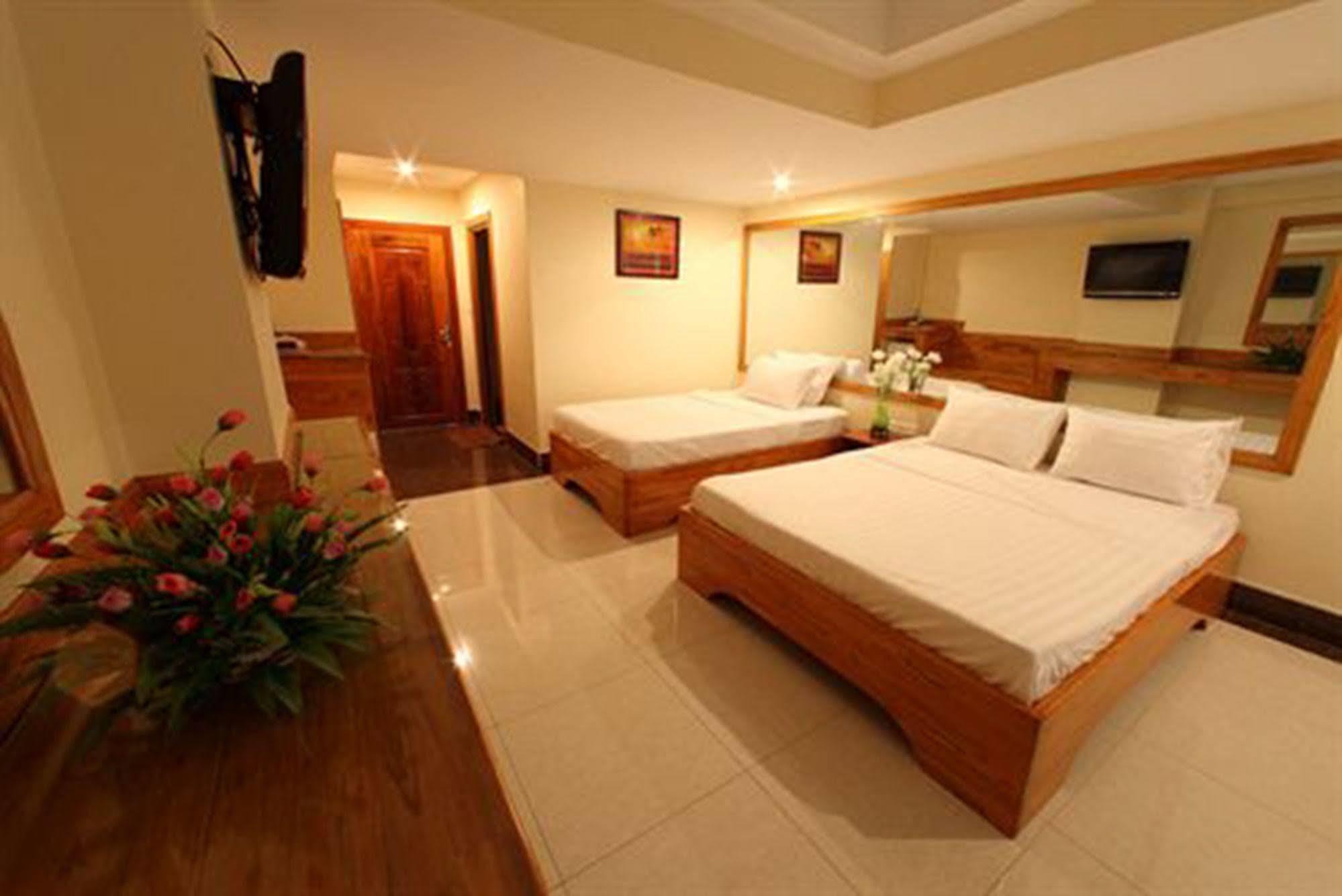 Lucky Star 2 Hotel Phnom Penh Exterior photo
