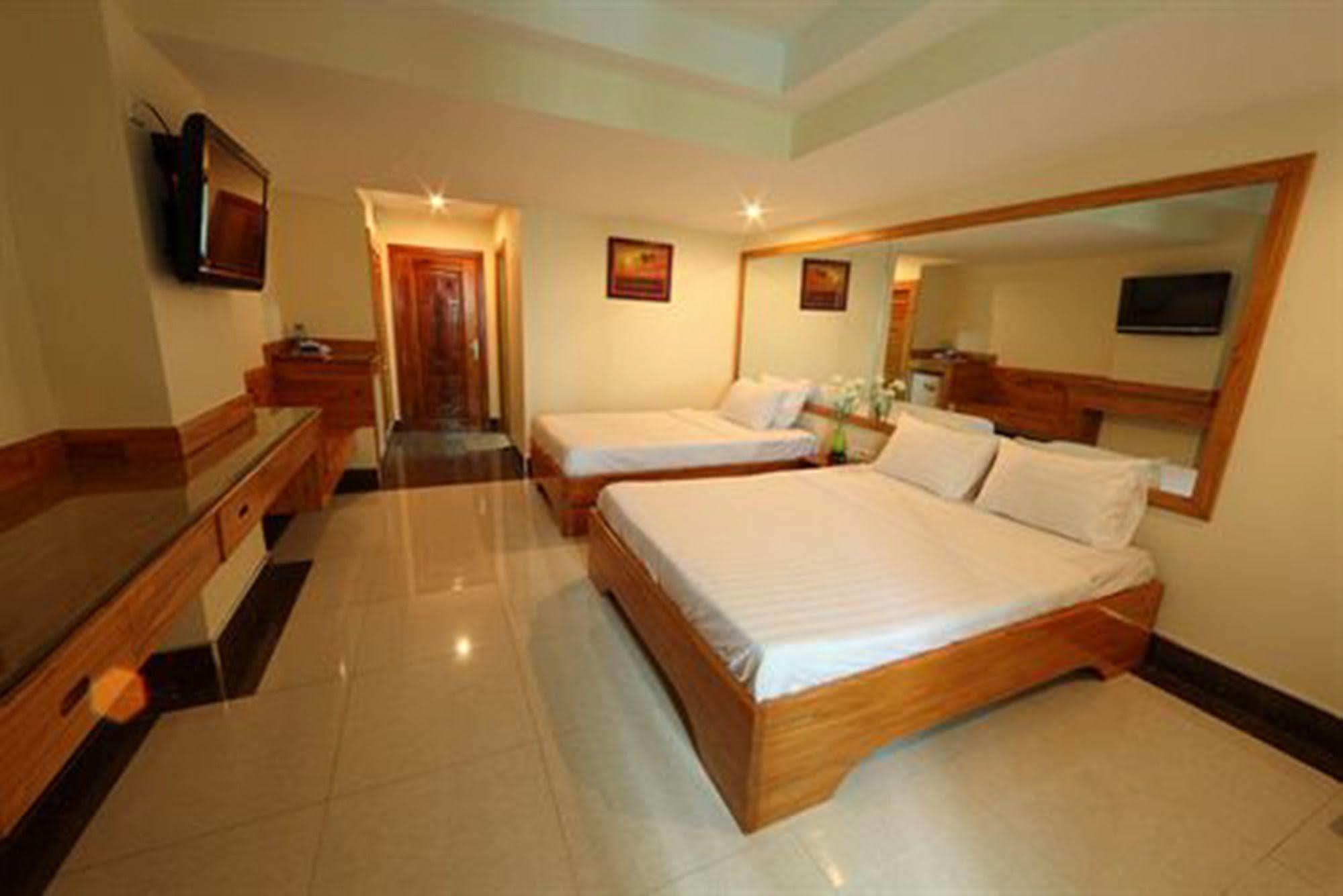 Lucky Star 2 Hotel Phnom Penh Exterior photo