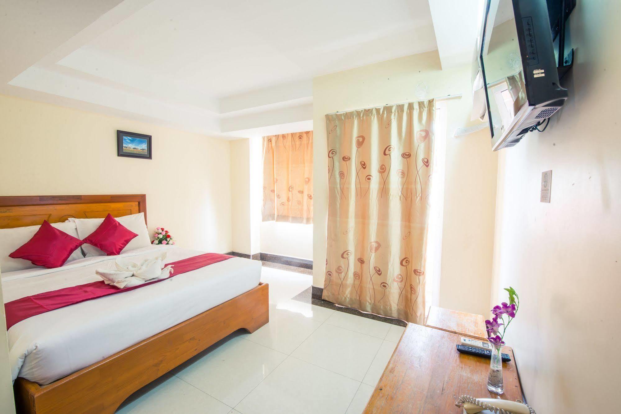 Lucky Star 2 Hotel Phnom Penh Exterior photo